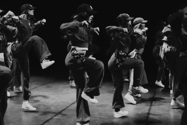 Dansers midden in een choreografie op het podium