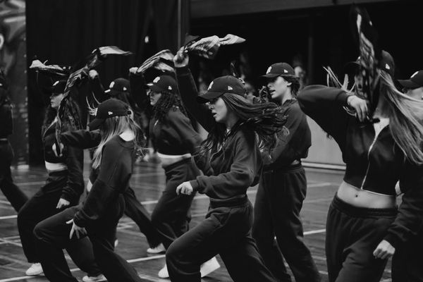 De groep tijdens een strakke choreografie in de zaal