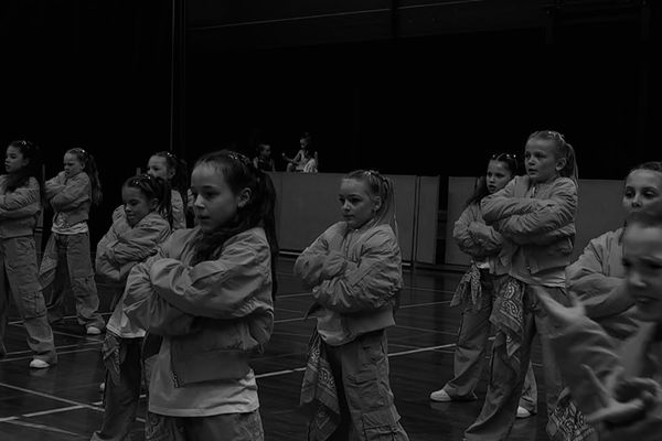 Dansers klaar voor de start van hun routine